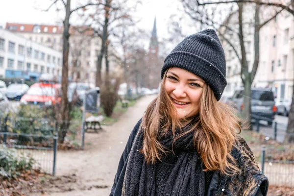 Portrait Jeune Femme Brune Plein Air Par Une Journée Enneigée — Photo