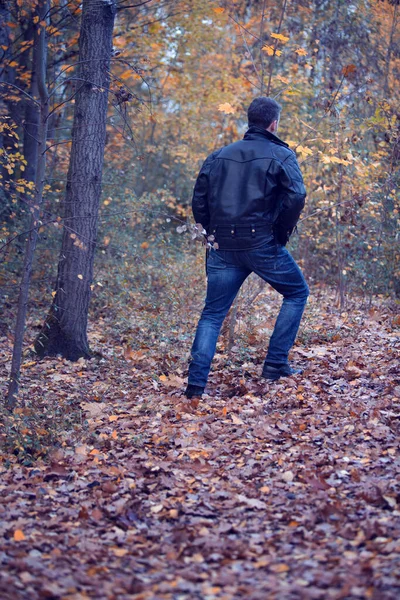 Man Svart Läder Jacka Promenader Skogen — Stockfoto