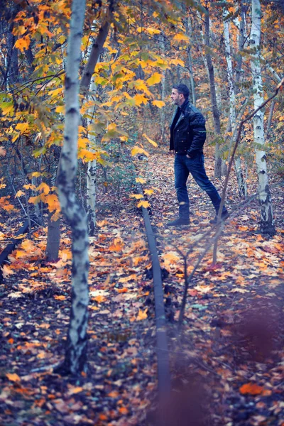 Siyah Deri Ceketli Kotlu Bir Adam Ormanda Yürüyor — Stok fotoğraf