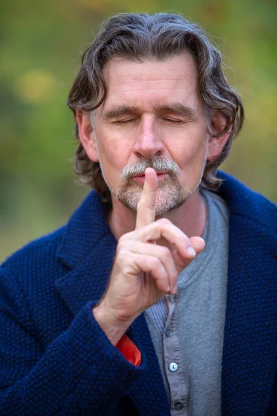 Retrato Homem Seus Anos Com Dedo Boca Para Ficar Quieto — Fotografia de Stock