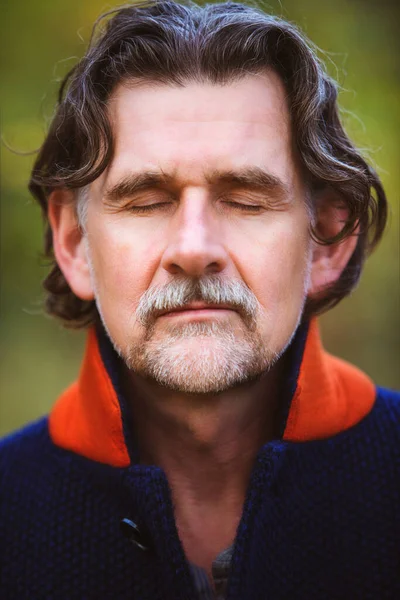 Retrato Hombre Barbudo Guapo Sus Con Los Ojos Cerrados —  Fotos de Stock