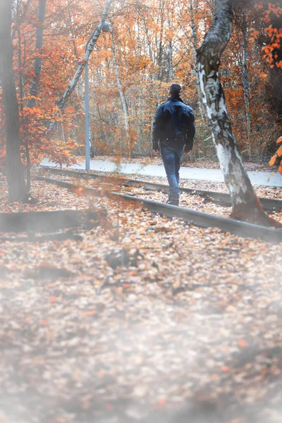 Man Svart Skinnjacka Och Jeans Går Väg Skogen — Stockfoto