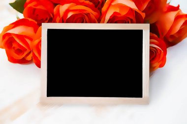 turuncu güller ve bir karatahta. Resim boyama arkaplanı