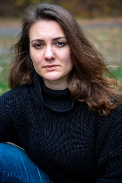 Portret Van Brunette Jonge Vrouw Staan Buiten Natuur — Stockfoto