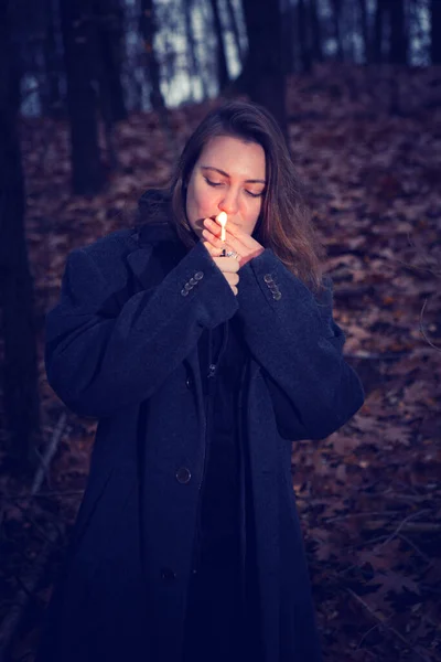 Young Brunette Woman Smoking Cigarette Forest Autumn — Stock Photo, Image