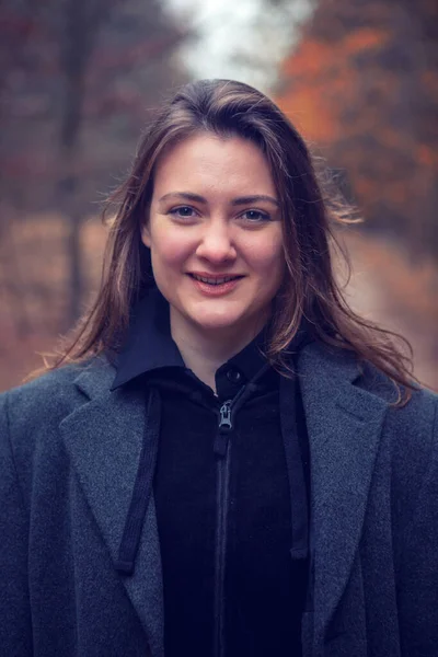 Portret Van Jonge Brunette Glimlachende Vrouw Het Bos Herfst — Stockfoto