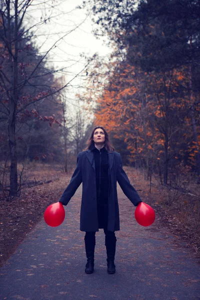 Jonge Vrouw Zwarte Jas Met Twee Rode Ballonnen Het Bos — Stockfoto