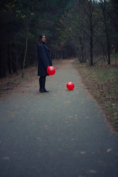 Mujer Joven Abrigo Negro Con Dos Globos Rojos Bosque Otoño — Foto de Stock