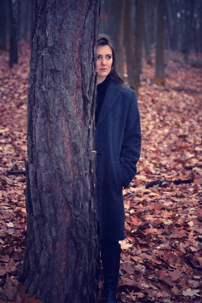 Ung Brunett Kvinna Stående Ensam Mitt Skog — Stockfoto