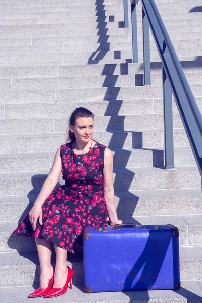 Jovem Morena Vestido Vermelho Mala Azul Sentada Uma Escada Estação — Fotografia de Stock
