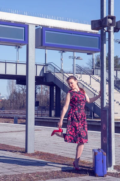 Jovem Morena Década 1950 Vestido Vermelho Mala Azul Estação Trem — Fotografia de Stock