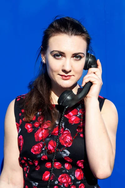 Portret Van Jonge Brunette Vrouw Rode Jurk Met Retro Zwarte — Stockfoto