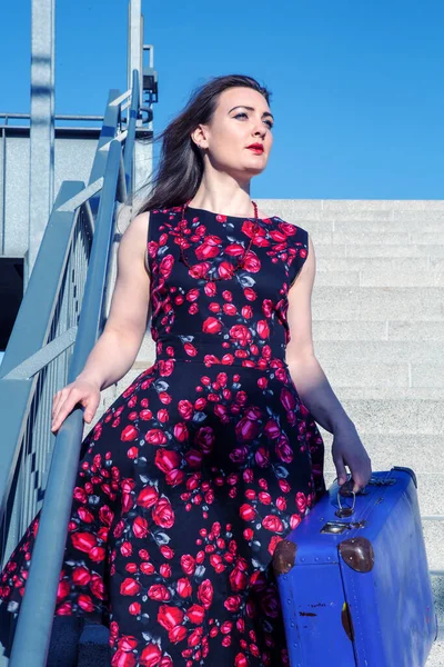 Jeune Femme Brune Robe Rouge Valise Bleue Debout Sur Escalier — Photo