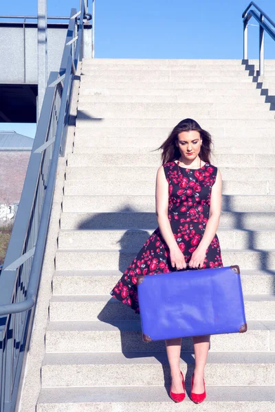 Jeune Femme Brune Robe Rouge Valise Bleue Debout Sur Escalier — Photo