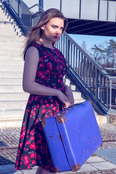 Young Brunette Woman 1950S Red Dress Blue Suitcase Train Station — Stock Photo, Image