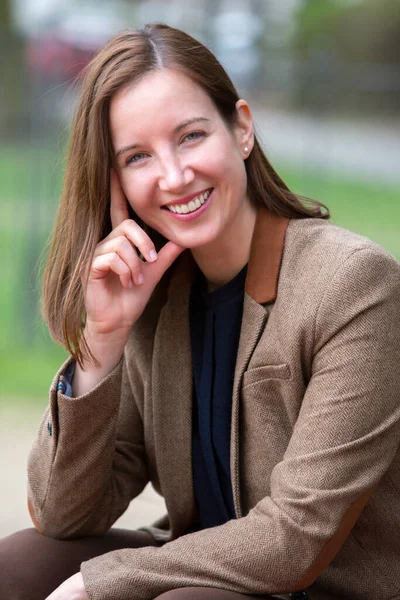 Portret Van Mooie Brunette Vrouw Een Pak Zitten Buiten — Stockfoto