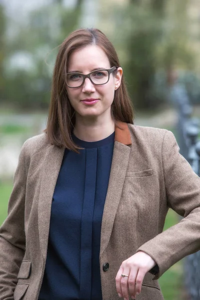 Portret Van Mooie Brunette Vrouw Een Pak Buiten Staan — Stockfoto