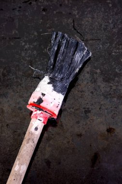 Grunge siyah masa üzerinde kullanılmış eski bir fırçanın yakın çekimi