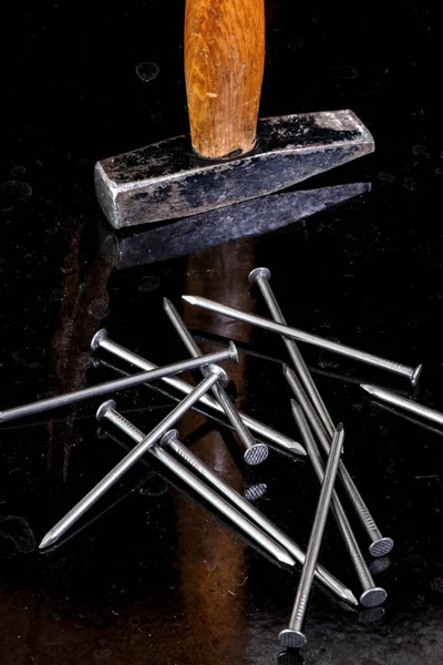 Nahaufnahme Von Hammer Und Nägeln Auf Schwarzem Tisch — Stockfoto