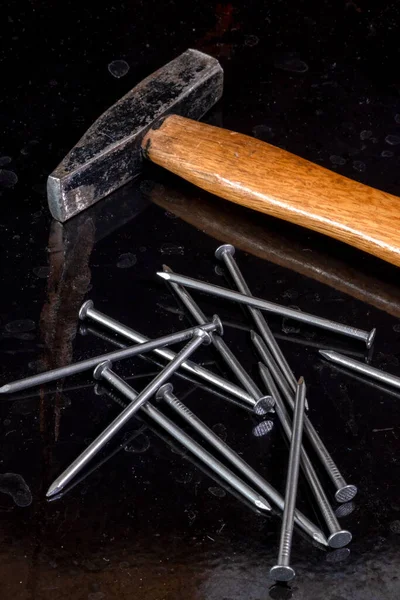 Nahaufnahme Von Hammer Und Nägeln Auf Schwarzem Tisch — Stockfoto