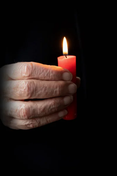 Närbild Äldre Kvinnor Hand Hålla Ett Brinnande Ljus — Stockfoto