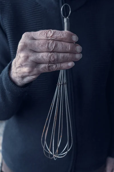 Close Van Oudere Vrouwen Handen Met Een Oude Garde — Stockfoto