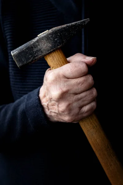 Nahaufnahme Älterer Frauenhände Mit Einem Hammer — Stockfoto