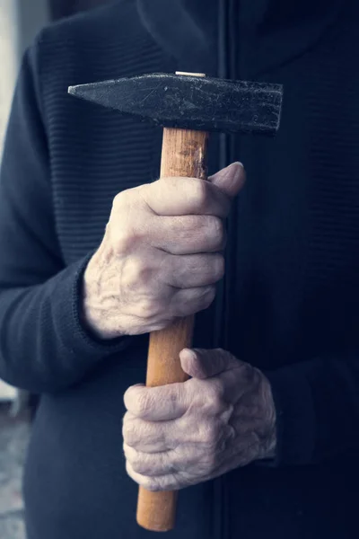 Nahaufnahme Älterer Frauenhände Mit Einem Hammer — Stockfoto