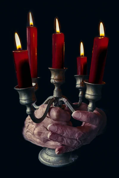Κοντινό Πλάνο Των Ηλικιωμένων Γυναικών Χέρια Κρατώντας Κηροπήγιο Κόκκινα Κεριά — Φωτογραφία Αρχείου
