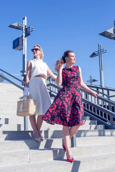 Две Красивые Женщины Стиле Стоя Улице Лестнице — стоковое фото