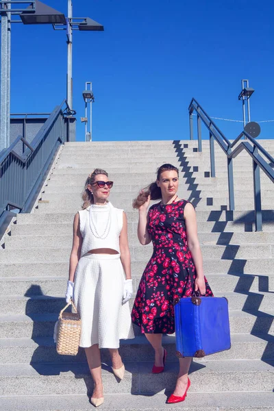 Dos Mujeres 1950 Estilo Caminar Aire Libre Con Maleta Las —  Fotos de Stock