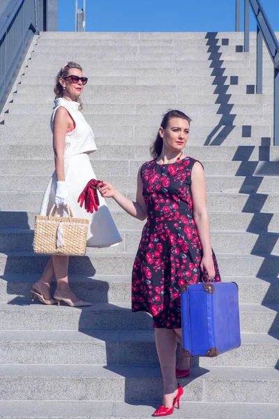 Två Kvinnor Med Resväska Utomhus Trappor Tals Stil — Stockfoto
