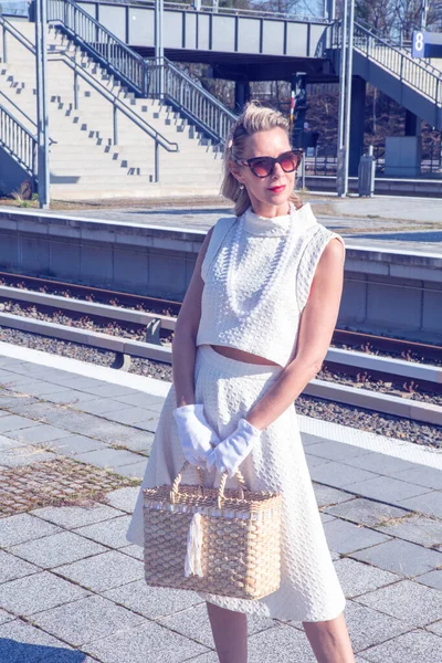 Vacker Blond Kvinna Årsåldern Vit Klänning Stående Tågstationen — Stockfoto