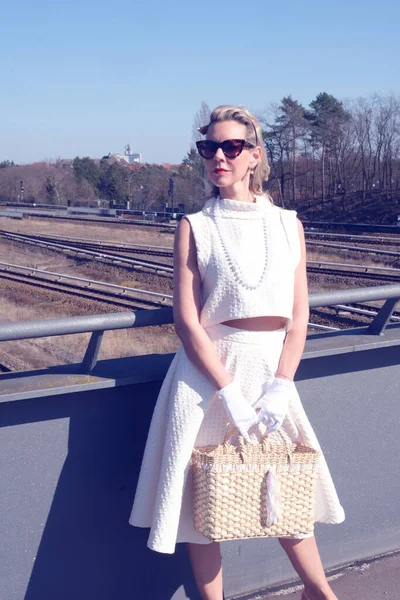 Larında Beyaz Elbiseli Güzel Sarışın Bir Kadın Tren Istasyonunda Duruyor — Stok fotoğraf