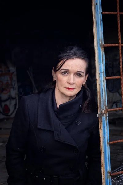 Femme Dans Cinquantaine Debout Dans Bâtiment Abandonné — Photo