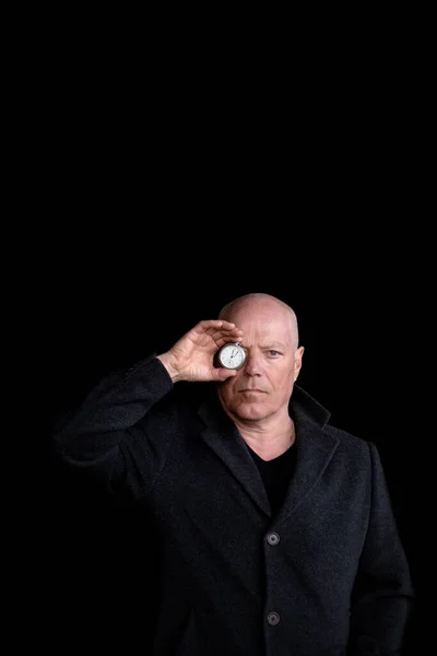 Retrato Del Hombre Sus Años Sosteniendo Reloj Bolsillo Ojo — Foto de Stock