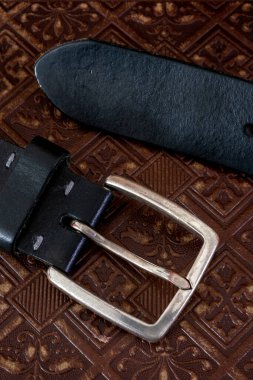 Deri yüzeyi tokalı eski kemerin yakın çekimi