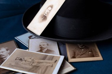 Siyah şapkalıların yakın çekimi ve 19. yüzyıldaki erkeklerin çok eski vintage fotoğrafları.