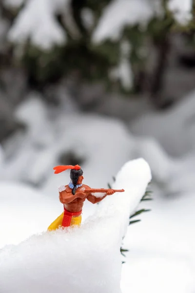 Close Pequeno Brinquedo Índio Americano Neve Livre — Fotografia de Stock