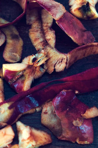 木製のテーブルの上に赤いリンゴの古い皮のクローズアップ — ストック写真