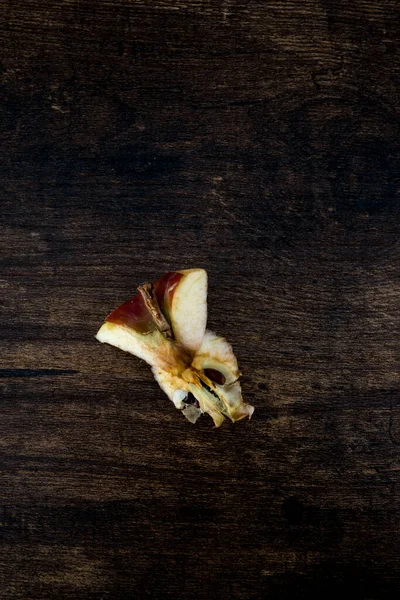 Close Van Restjes Van Een Opgegeten Appel Houten Tafel — Stockfoto