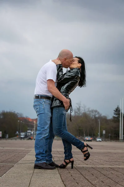 Couple Sexy Outfit Standing Street Kissing Passionately — Stock Photo, Image