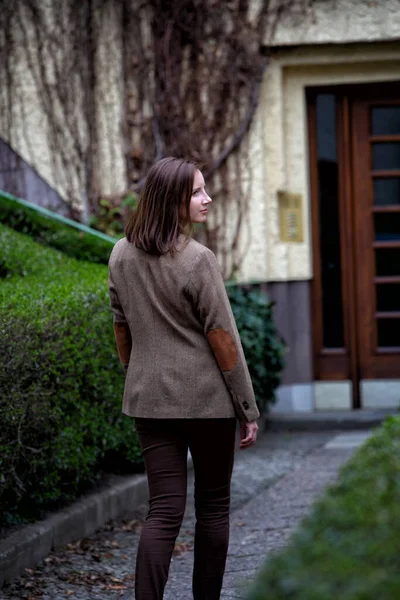 Backside Young Brunette Woman Suit Walking Building — Stock Photo, Image