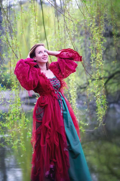 Bella Bruna Giovane Donna Abito Rosso Piedi Sul Lago Guardando — Foto Stock