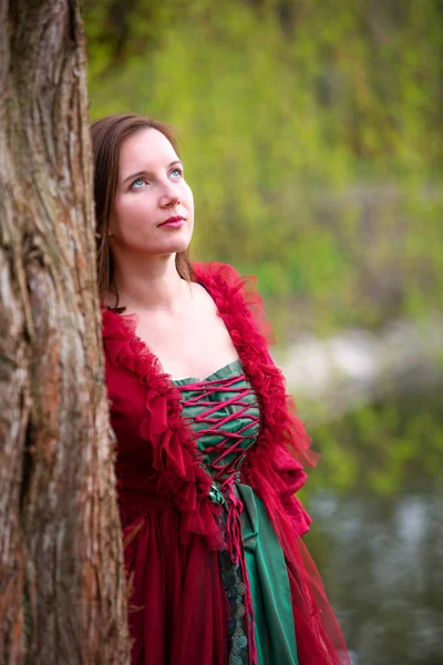 Vacker Brunett Ung Kvinna Röd Klänning Stående Vid Träd Och — Stockfoto