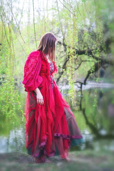 Vacker Ung Brunett Kvinna Röd Klänning Promenader Barfota Naturen — Stockfoto