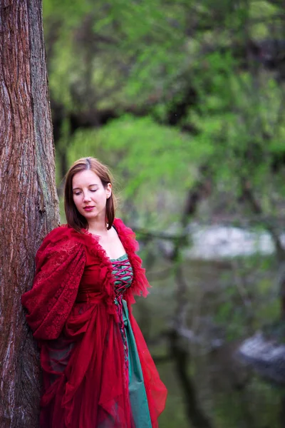 Vacker Ung Kvinna Röd Klänning Stående Vid Träd — Stockfoto