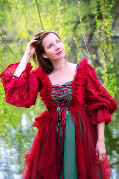 Hermosa Morena Joven Vestido Rojo Pie Junto Lago Bajo Árbol —  Fotos de Stock