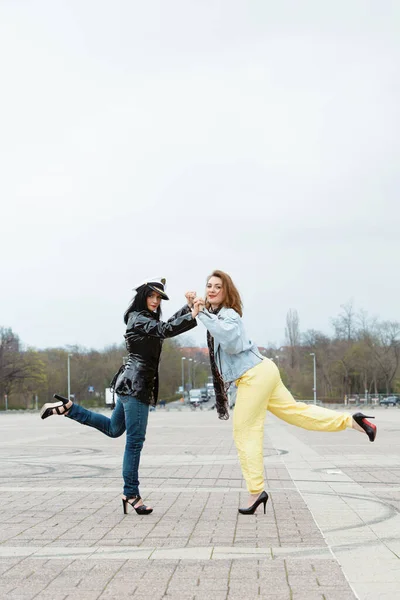 Ritratto Due Donne Stile Anni Che Ballano Strada — Foto Stock