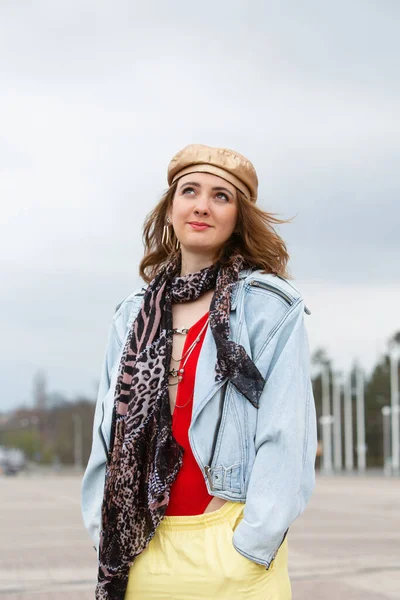 Portrait Young Brunette Woman 1980S Style Street — Stock Photo, Image